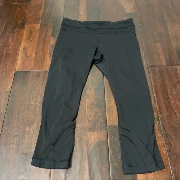 Lululemon Black Leggings Women’s Size 8 Cropped Back Zip Pocket - Picture 1 of 10